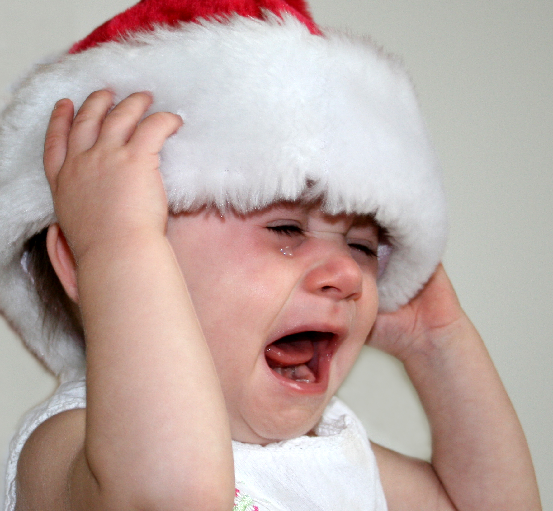 Плачу от подарка. Ребенок плачет. Ребенок плачет новый год. Ребенок плачет под елкой. Плакать на новый год.